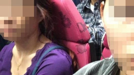 大媽搭公車挖鼻屎　抹隔壁女乘客身上