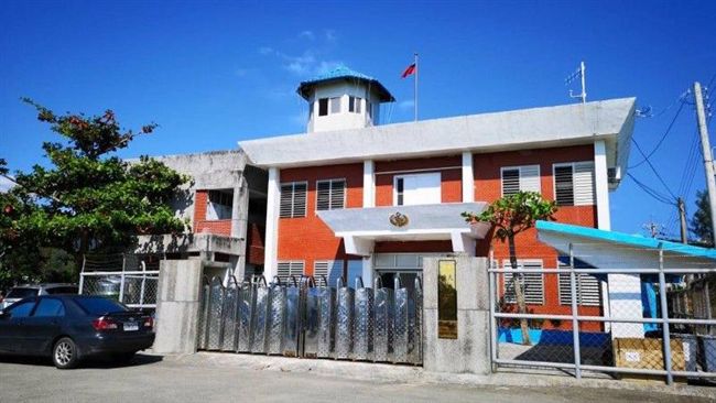 檢查用腳移臉盆　小兵怒將中尉壓著打