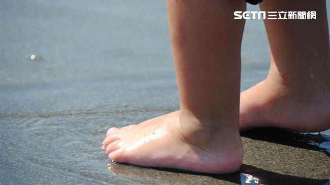 老虎鉗夾指、棍戳下體⋯獸父狠虐幼女