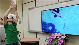 屏大開發眼動虛擬實境學習系統（2）國立屏東大學科普傳播學系24日發表一套海洋生物眼動虛擬實境學習系統，並邀請屏大附小學生親身體驗。（屏東大學提供）中央社記者郭芷瑄傳真　107年4月24日
