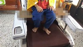 小時侯剪頭髮坐在洗衣板上（圖／翻攝自爆廢公社）