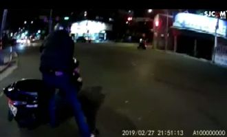 酒駕遇警迴轉落跑　騎士幫追卻撞警車