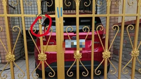 轎車亂停他家　屋主鎖門：留電話不接