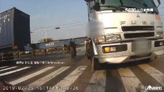 騎士遭逼車比手勢　聯結車怒迴轉嗆聲