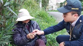 血糖低婦人倒臥路旁　桃園警巧克力解危（1）桃園市一名陳姓婦人疑因血糖過低倒臥路旁草叢中，幸好路過警員林庭瑋（右）拿出隨身攜帶的巧克力供婦人食用，送醫治療後已無大礙。（桃園市平鎮分局提供）中央社記者吳睿騏桃園傳真　108年2月28日