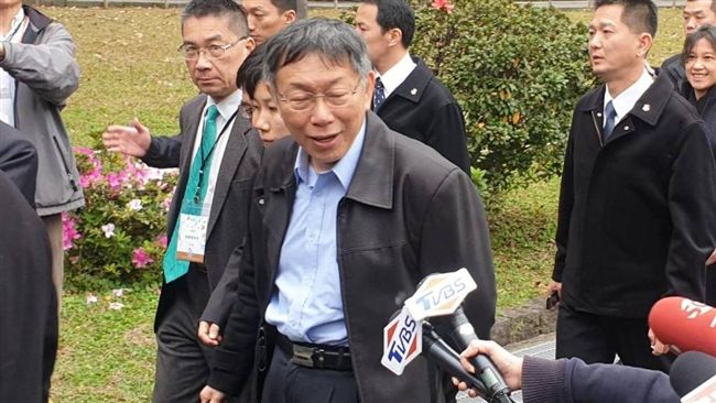 傻笑踉蹌！柯陪總統紀念228又出事