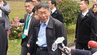 傻笑踉蹌！柯陪總統紀念228又出事