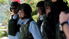 首探涼山部隊  總統：外界神奇傳說都是真的
總統蔡英文（左2）20日首度赴屏東涼山基地視導，她
說，外界對涼山部隊有很多傳說，今天親眼見證，心中
非常有感，「外界對涼山部隊的神奇傳說，都是真的」
；她並許諾成為國軍的靠山。
（總統府提供）
中央社記者葉素萍傳真  106年7月20日