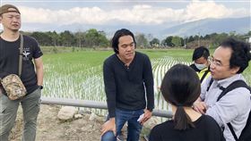 青農只愛醜美人 日本農業專家都好奇台東縣池上鄉青農魏瑞廷（左2），栽種有「醜美人」之稱的「高雄139號」稻米，連日本農業專家團都前來觀摩。（魏瑞廷提供）中央社記者盧太城台東傳真　108年2月28日
