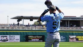 鈴木一朗脫下帽子　露出一頭白髮