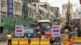 高雄鐵路地下化　自立陸橋展開拆除作業