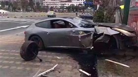 男子借朋友530萬法拉利，飆車撞毁(圖/搜狐新聞)