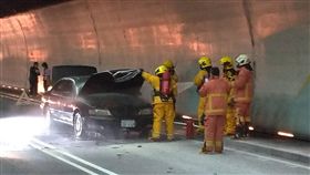 國5雪隧內車輛冒煙　民眾用消防栓撲滅國道5號北上車道雪山隧道內靠近出口500公尺處8日上午有一輛轎車冒煙，民眾利用室內消防栓撲滅。（新北消防局提供）中央社記者黃旭昇新北傳真　108年1月8日