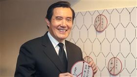 參觀二二八紀念特展　馬英九留言前總統馬英九28日上午前往台北二二八紀念館，參觀「為民前鋒：二二八事件民意代表受難者紀念特展」，並在留言處寫下「自由、民主、人權、法治，缺一不可」。中央社記者裴禛攝　108年2月28日