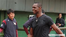 桃猿洋投李茲和樂天洋砲Zelous Wheeler。（圖／記者王怡翔攝影)