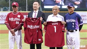 行政院長蘇貞昌為樂天桃猿交流賽開球。（圖／記者林士傑攝影）