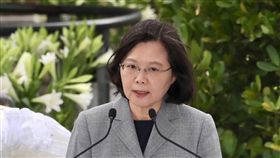 二二八中樞紀念儀式　蔡總統致詞談轉型正義總統蔡英文28日下午在台北出席二二八事件72週年中樞紀念儀式，致詞時表示，轉型正義的存在就是為了真正撫平創傷，「提醒我們曾經傷痛，切莫再犯下同樣的錯誤」。中央社記者吳翊寧攝　108年2月28日