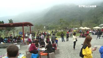 清水地熱湧人潮！排隊車陣連綿1公里