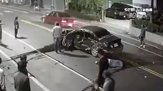 獨／轎車撞花圃起火　駕駛甩出當場亡