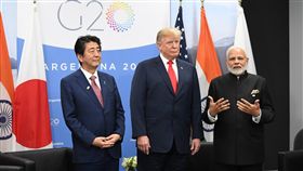 莫迪川普安倍G20舉行三邊峰會印度總理莫迪（右）與美國總統川普（中）、日本首相安倍晉三（左）11月30日在阿根廷20國集團（G20）峰會場邊舉行印美日首次三邊峰會，三人合影。（印度外交部提供）中央社記者康世人新德里傳真  107年12月1日