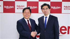 純網銀3搶2 樂天銀行社長：有信心取得執照樂天銀行社長永井啟之（右）28日來台接受媒體訪問時表示，樂天與國票金合作，主要著眼於國票金對台灣市場的了解，有信心可以拿到純網銀執照。圖左為國票金控董事長魏啟林。中央社記者邱柏勝攝 108年2月28日