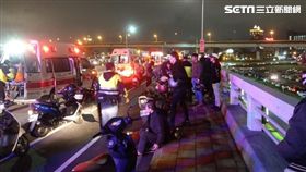 新北市三重區重新橋機車道發生連環車禍（翻攝畫面）