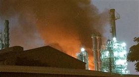 台石化工廠火警　釀4人輕重傷位於高雄市林園區的台灣石化合成工業公司MTBE工廠28日下午5時48分左右發生火警，濃煙蔽天，造成4名員工輕重傷，截至深夜10時許雖已控制火勢，但仍未撲滅。（警方提供）中央社記者程啟峰高雄傳真　108年2月28日