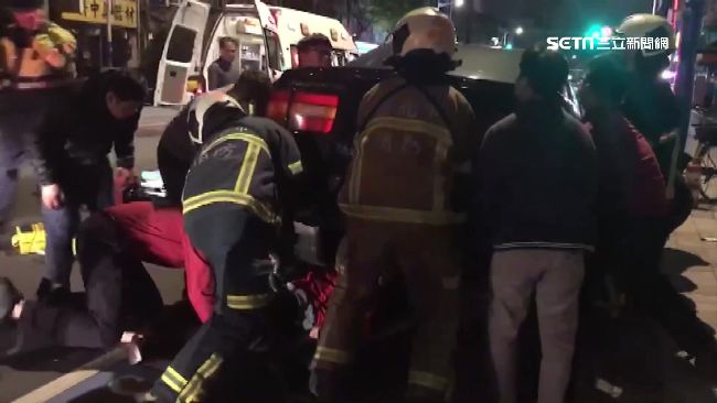 機車遭撞乘客滑車底…他們抬車救人！