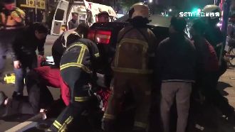 機車遭撞乘客滑車底…他們抬車救人！