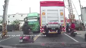 一路逆向貨車迎面來 騎士自摔險遭輾壓