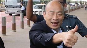 韓國瑜結束星國招商 向送機民眾揮手致謝高雄市長韓國瑜28日結束在新加坡招商參訪行程返台，圖為韓國瑜向送機民眾揮手表示謝意。中央社記者黃自強新加坡攝　108年2月28日