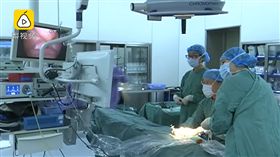 12歲女童腹部劇痛，竟從肚子取出一大坨頭髮。（圖／翻攝梨視頻）