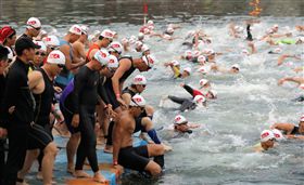▲鐵人三項游泳項目在愛河進行。（圖／高市運發局提供）