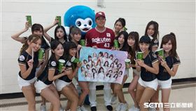 宋家豪請LamiGirls喝珍奶。（圖／記者王怡翔攝影）