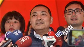 侯友宜：與柯文哲拚市政  打造共同生活圈新北市長侯友宜（中）19日在野柳受訪表示，將與台北市長柯文哲攜手拚市政，在交通、安全、環保等議題上，打造大台北一小時生活圈。（新北市府提供）中央社記者黃旭昇新北傳真  108年2月19日