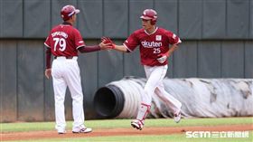 樂天金鷲田中和基開轟。（圖／記者林士傑攝影）