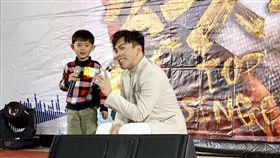 4歲超萌小弟也來尬一首！《超級紅人榜》登埔心牧場嗨翻天(記者郭奕均攝影)