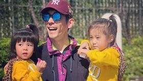 修杰楷經常雙手抱兩小孩展現「大力士」父愛。（圖／翻攝自修杰楷IG）