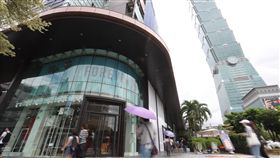 Forever 21信義店傳熄燈（1）時尚品牌Forever 21信義區ATT 4 FUN門市近日傳出將撤櫃熄燈，24日中秋連續假期，中午未開門營業。中央社記者吳家昇攝　107年9月24日