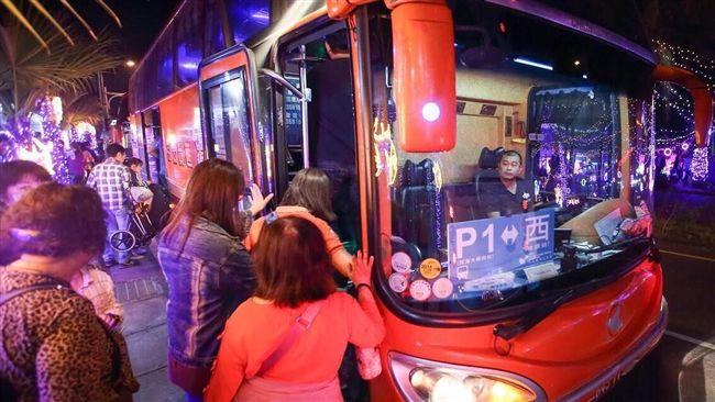 怨等接駁車7小時！工作人員回應被讚