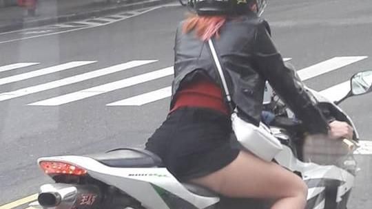 重機騎士大露美腿！老司機：不敢超車