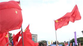 退休警消公教遊行抗議　統派民眾舉旗打氣退休公教總會、退休消防總會及退休警察總會23日下午發起「警消不服從」遊行活動，途中有不少統派民眾在旁高舉五星旗為遊行打氣。中央社記者吳家昇攝　107年4月23日