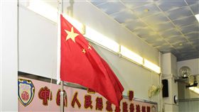 瑞航網站香港區旗變五星旗瑞士航空公司除了將網站上對台灣的稱謂改成「中國台灣」，還將網站上的香港紫荊花區旗改成中國的五星旗。圖為共軍駐香港部隊1月10日在香港與幼稚園小朋友舉辦聯歡活動前，小朋友舉行五星旗升旗儀式。（中新社提供）中央社　107年8月12日