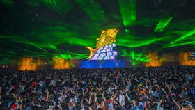 連假首日遊客創新高 台灣燈會破800萬人次 (1)在屏東東港鎮大鵬灣舉行的台灣燈會，28日連假首日湧入168萬人潮，創燈會開幕以來入園人數新高，也讓今年的台灣燈會破800萬人次。屏東縣政府提供 中央社記者郭芷瑄傳真108年2月28日