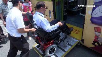身障作家搭公車！司機拒載諷「半遂」
