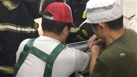 新北市，八里，壓麵機，夾困，破壞器材，脫困，