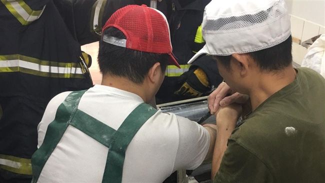 男疑操作不慎　手掌夾困壓麵機中