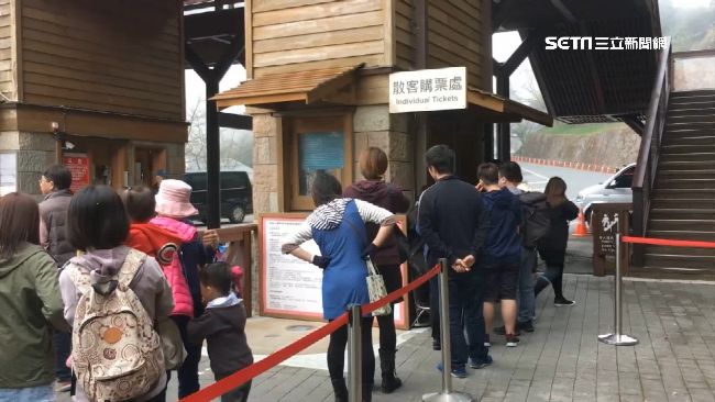 阿里山人潮爆滿　網爆白牌車攬客亂象
