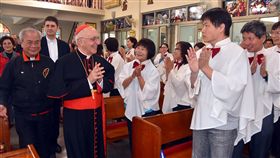 教宗特使訪斗六聖玫瑰天主堂（2）教宗方濟各特使、教廷萬民福音部長費洛尼樞機主教（前左2）2日主持雲林斗六聖玫瑰天主堂彌撒，受到教友熱烈歡迎。（聖玫瑰天主堂提供）中央社記者黃國芳傳真　108年3月2日