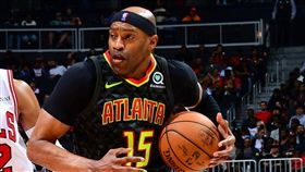 ▲42歲的卡特（Vince Carter）在老鷹、公牛延長賽大亂鬥上場47分鐘。（圖／翻攝自推特）